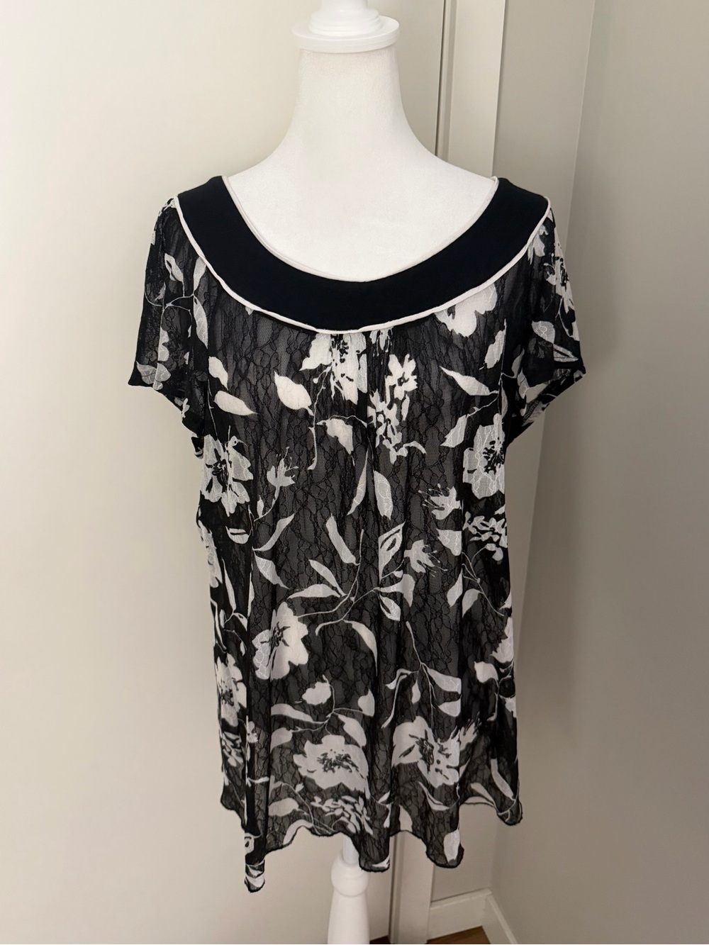 Y2K Maurices Black and White Floral Lace Scoop Neck Tunic